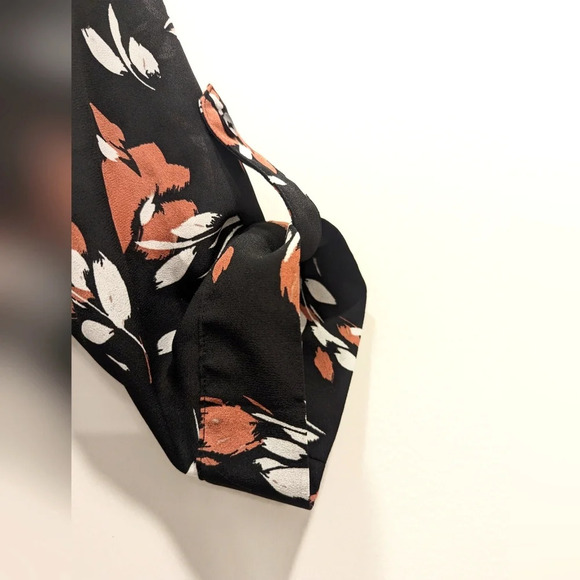🛑 Missing 2 Buttons 🛑 Black Floral Button Down Blouse Size Medium - Picture 6 of 6